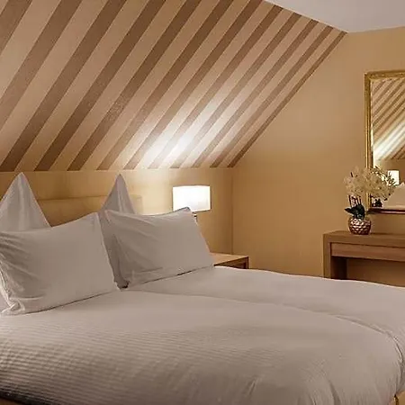فندق Der Romantik-hof Greetsiel 4*